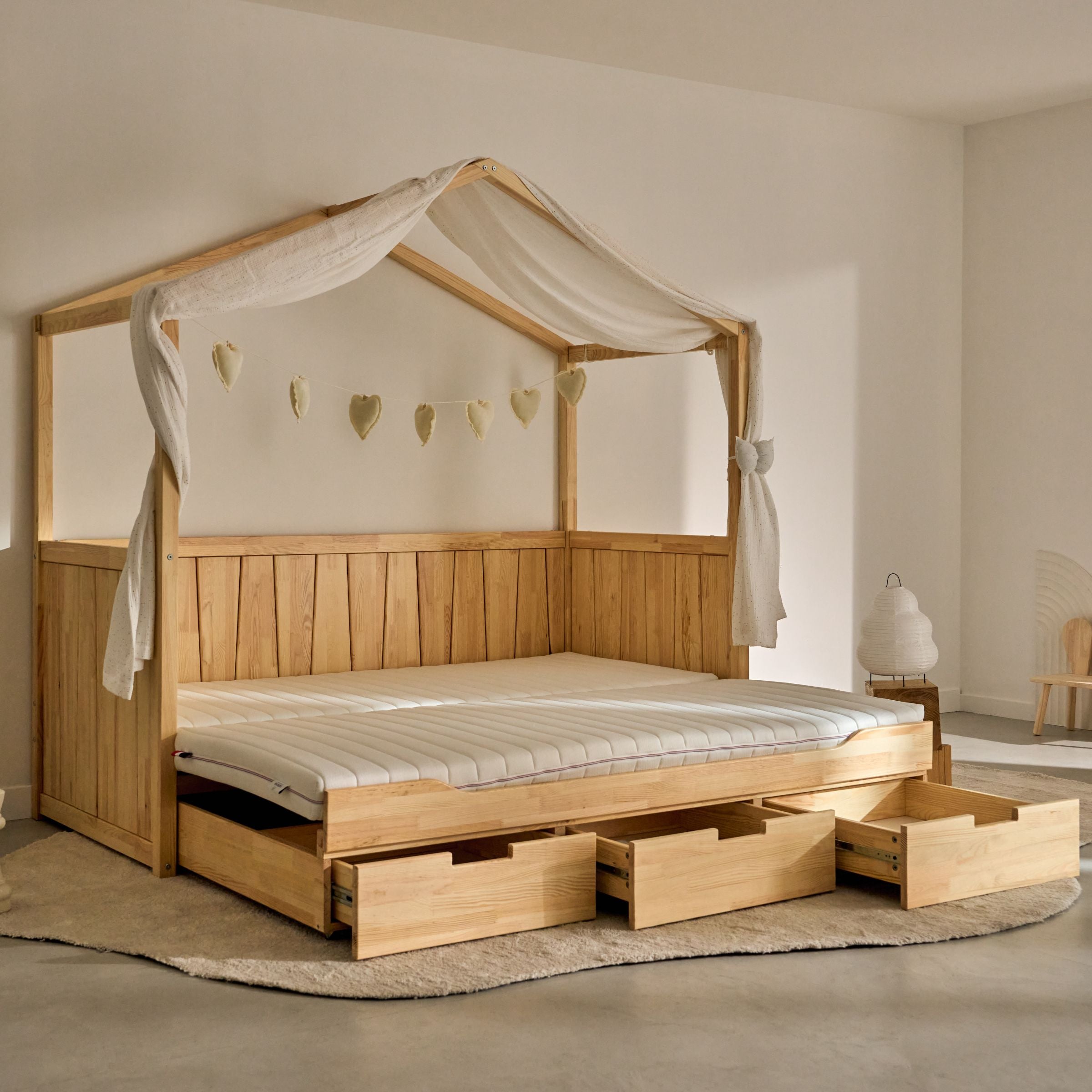 Lit cabane gigogne Cabania Calvi en bois naturel, idéal pour chambre enfant avec tiroir de rangement ou couchage d'appoint.