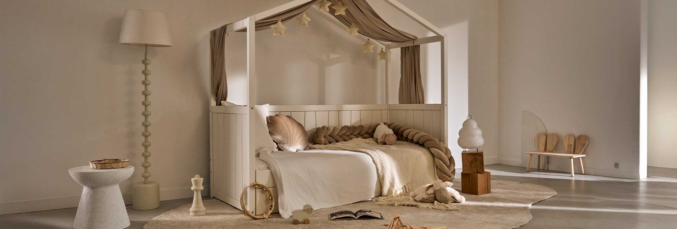 Lit enfant Cabania Calvi en bois clair et blanc avec barrière sécurité, collection design moderne pour chambre bébé et enfant