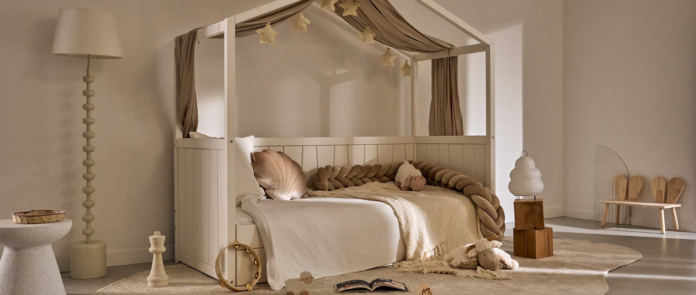 Lit enfant Cabania Calvi, sommier bois massif, design scandinave épuré, chambre enfant moderne et confortable.