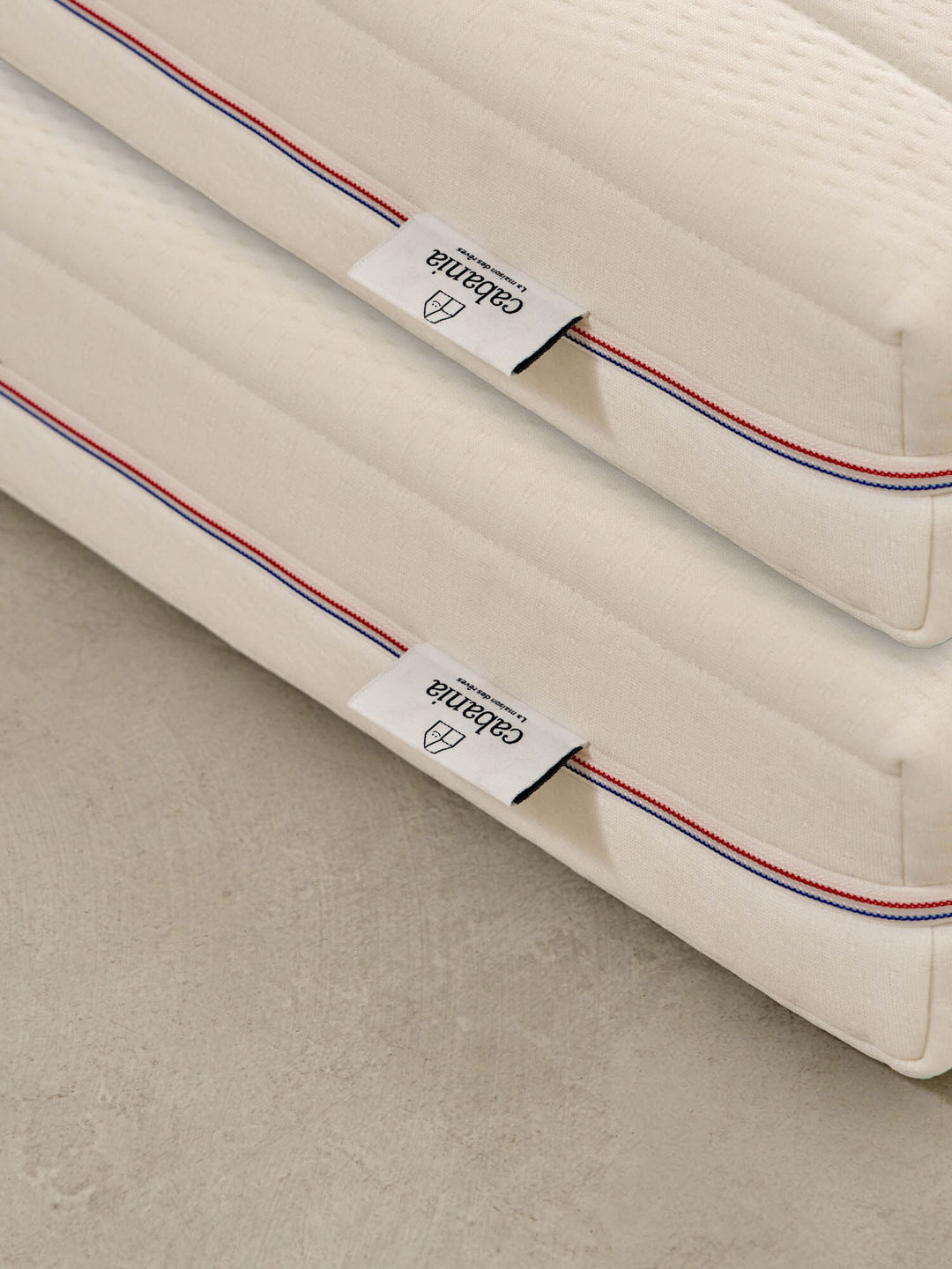 Gros plan matelas duo 190x80cm pour lit cabane Cabania, texture douce, idéal chambre enfant.