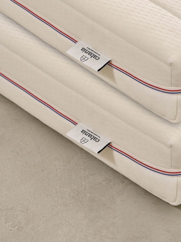 Gros plan matelas duo 190x80cm pour lit cabane Cabania, texture douce, idéal chambre enfant.