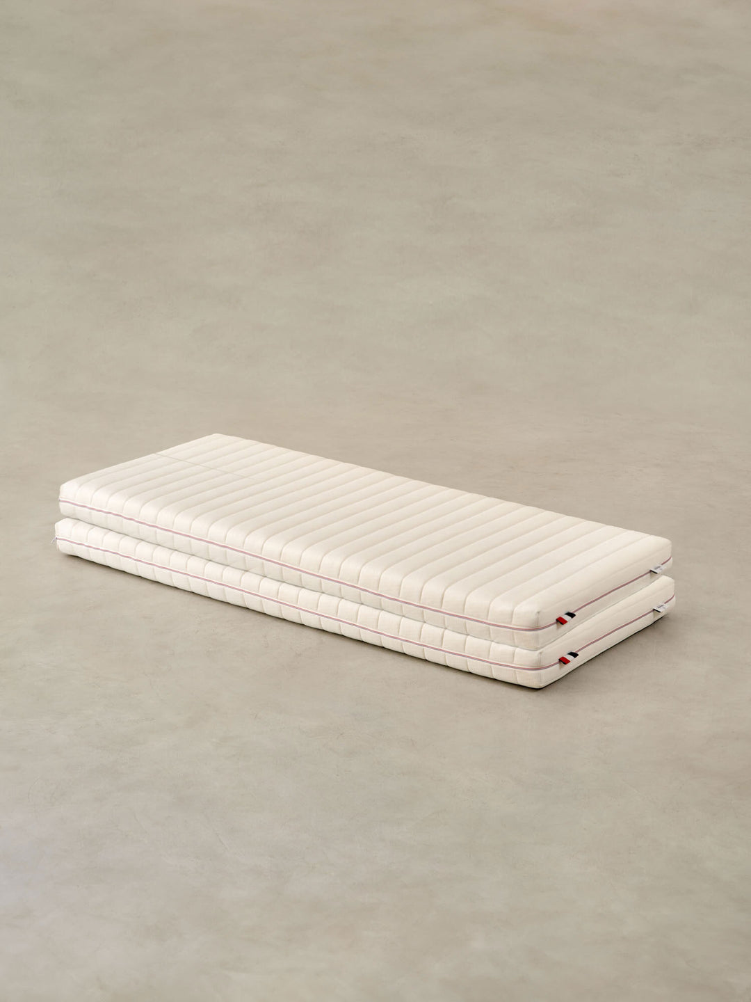 Lit cabane enfant Cabania en bois naturel avec matelas 190x80 cm, idéal pour une chambre duo ludique.