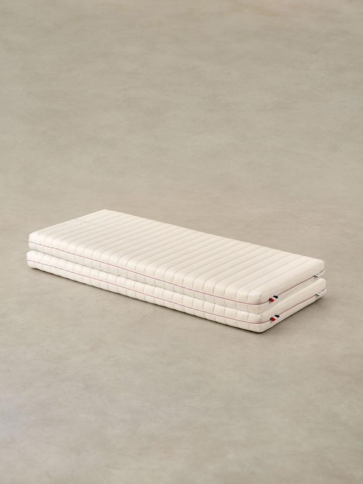 Lit cabane enfant Cabania en bois naturel avec matelas 190x80 cm, idéal pour une chambre duo ludique.