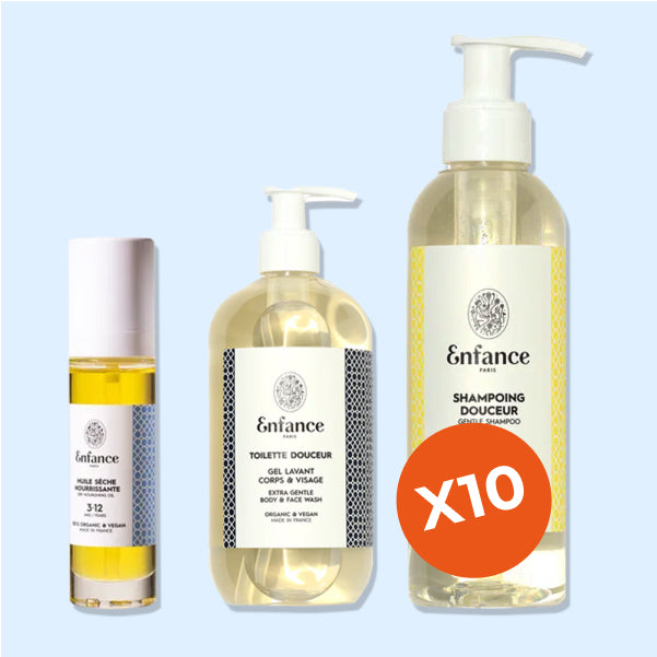 Ensemble de coussins carrés décoratifs beiges et gris, motif géométrique moderne, textures variées, pour un canapé ou lit.