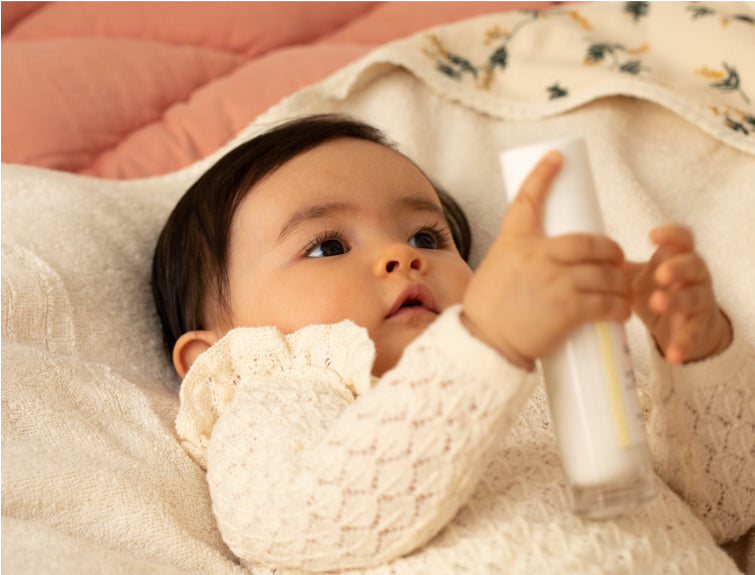 Masque facial noir réutilisable en tissu lavable pour protection respiratoire hygiénique, ajustable.