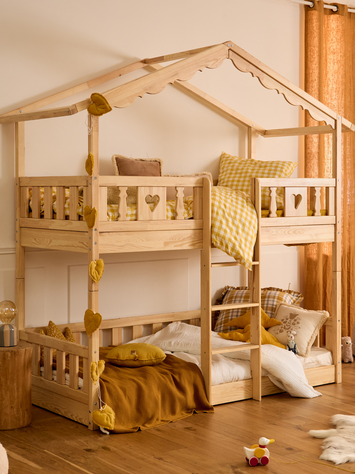 Lit cabane 90x190 cm Chamonix en pin massif pour enfant avec ciel de lit