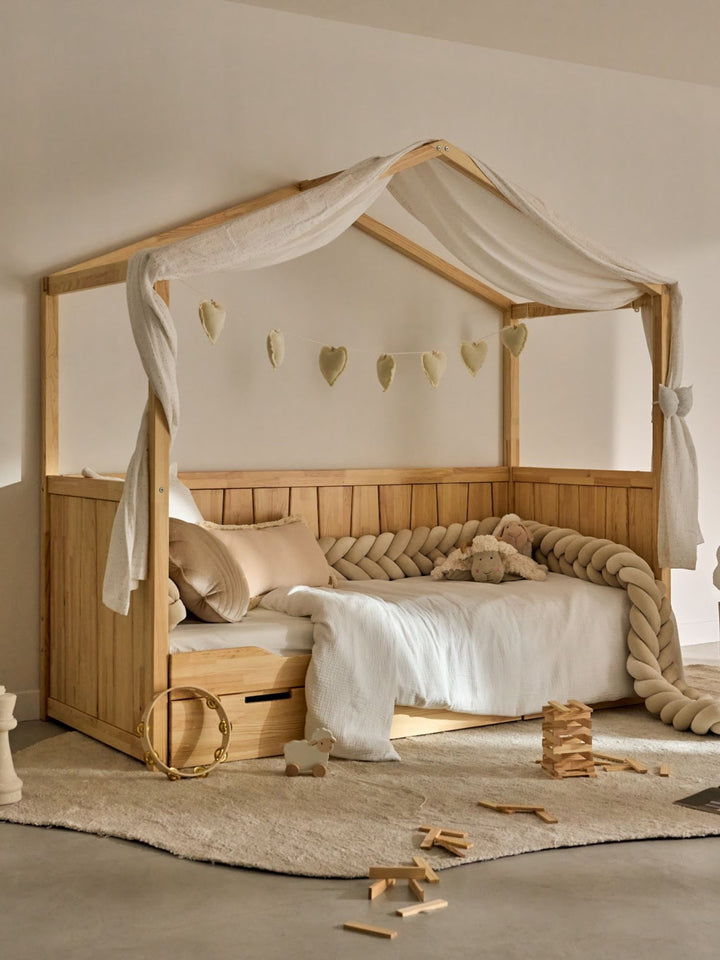 Lit cabane enfant Calvi naturel, bois massif, style scandinave, avec barrières.