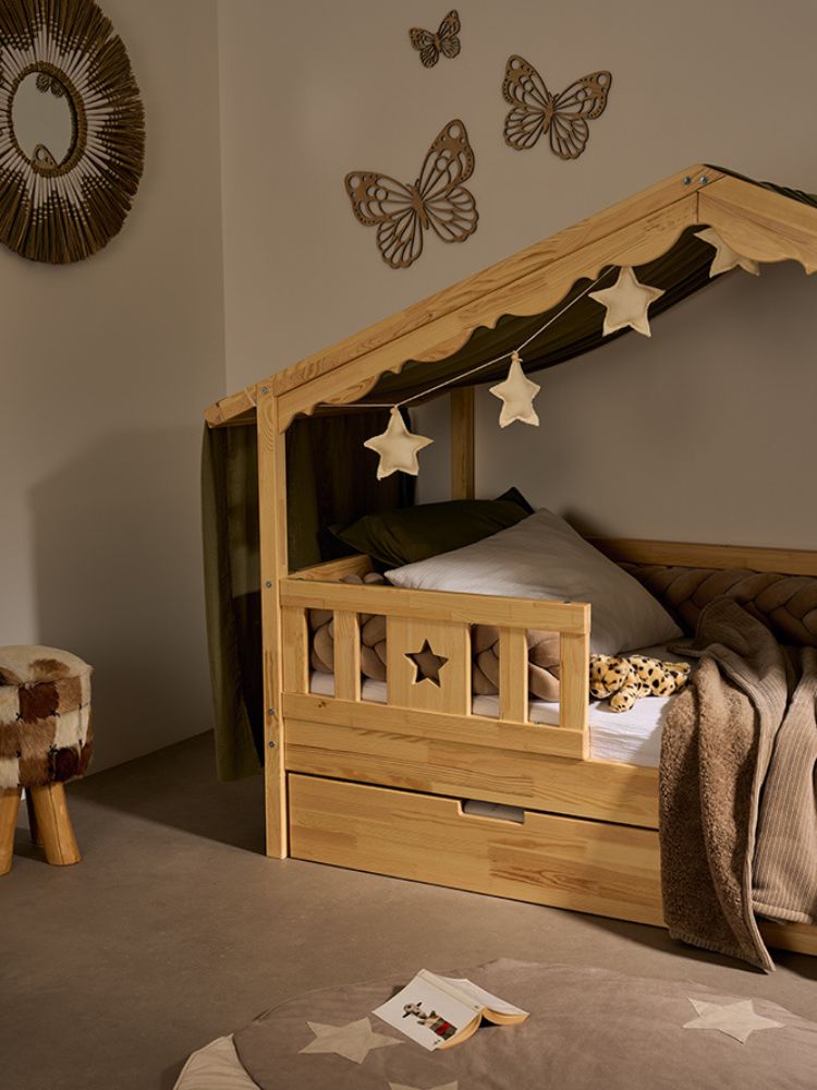 Star safety gate for Chamonix cabin bed, modern, safe design, childlike atmosphere.