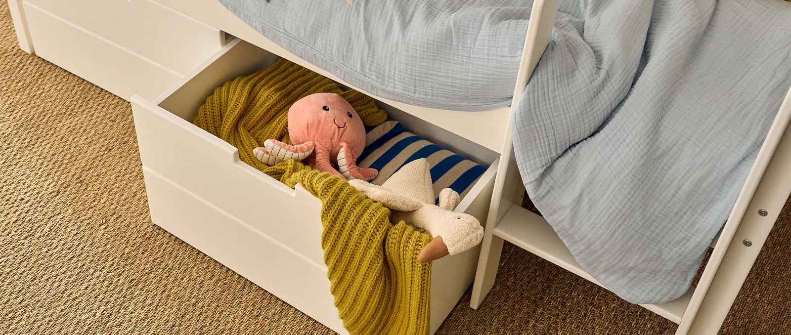 Oleron white cabane children's bed with wooden rails, comfortable mattress, Scandinavian design.