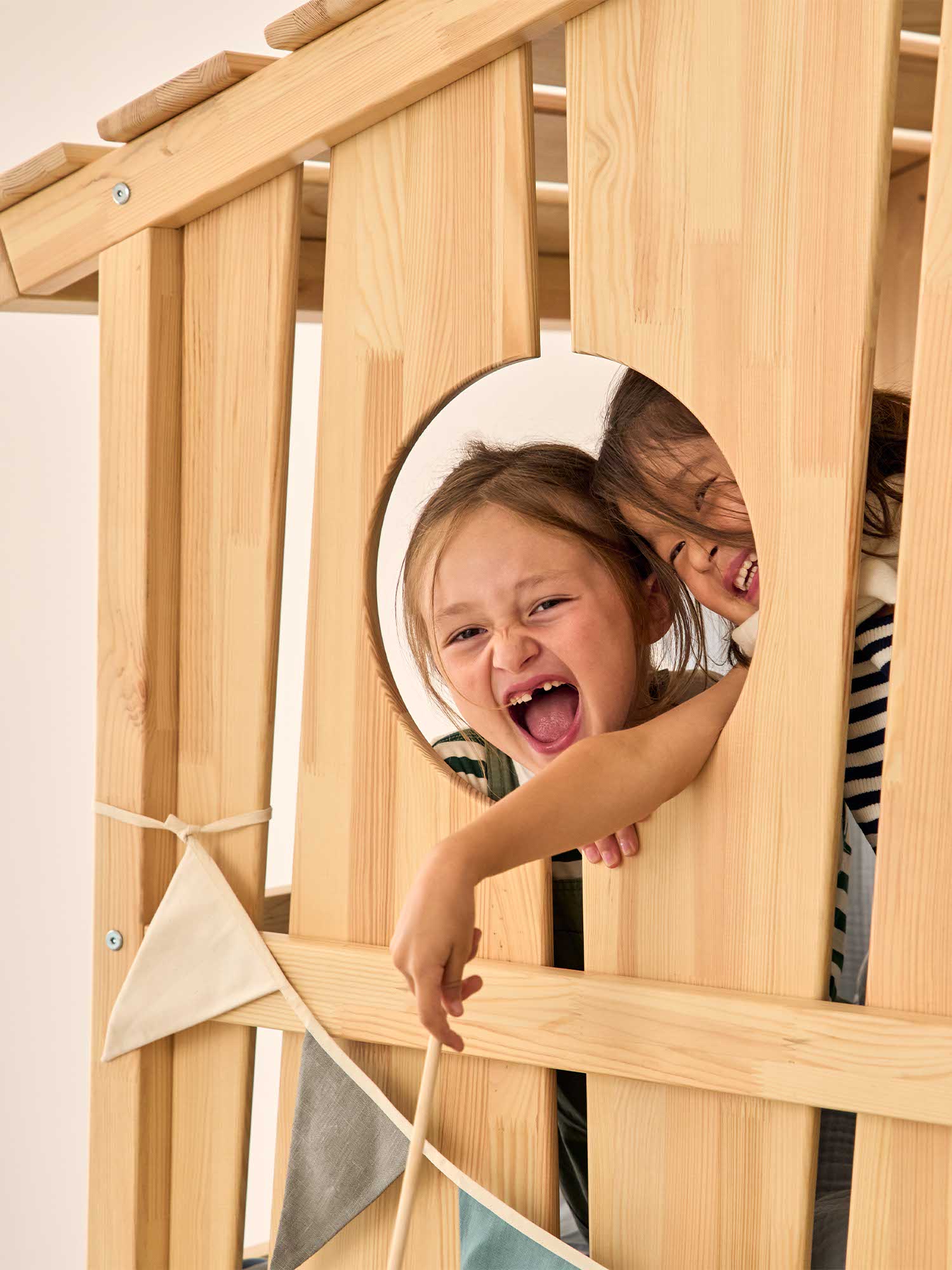 Oleron cabane children's bed in natural wood, comfortable mattress, boy/girl nursery ambiance.