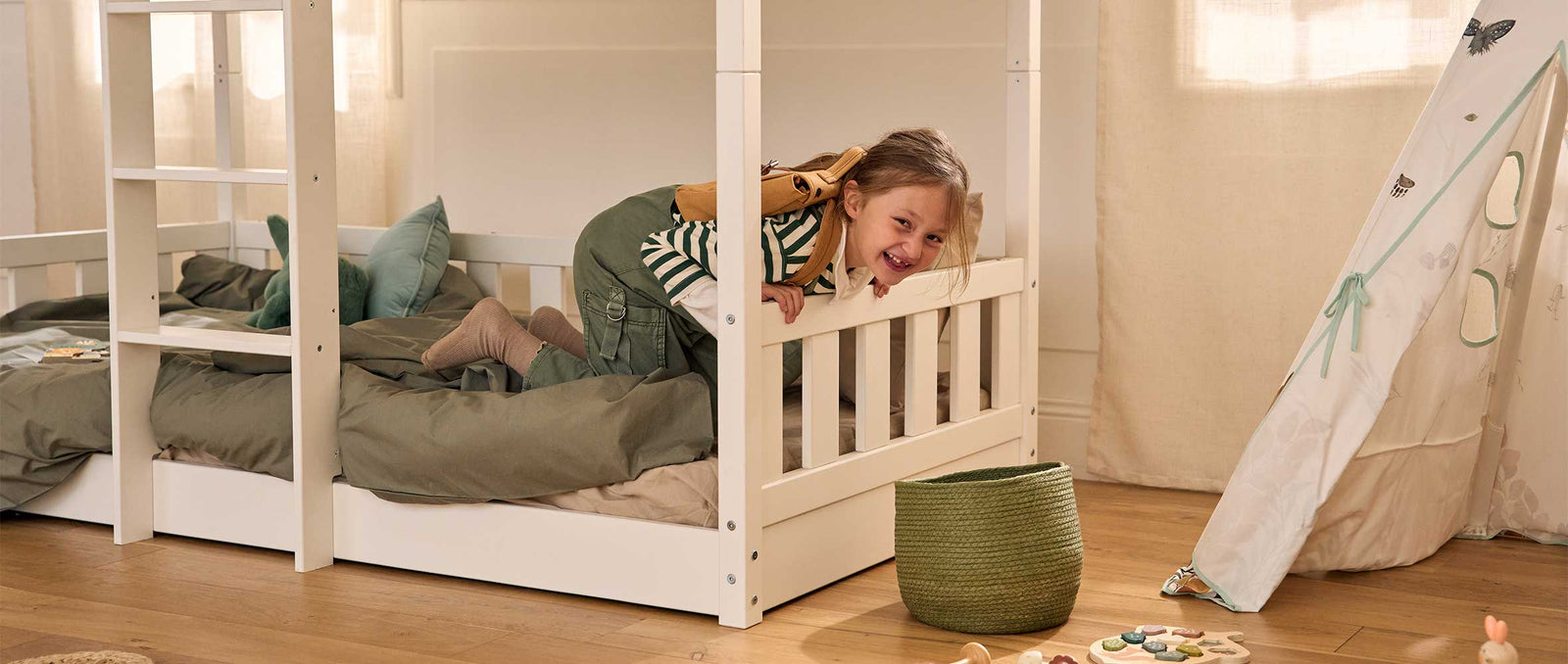 Cabane Sherwood children's bed with built-in bookcase, forest landscape design, ideal for children's bedroom.