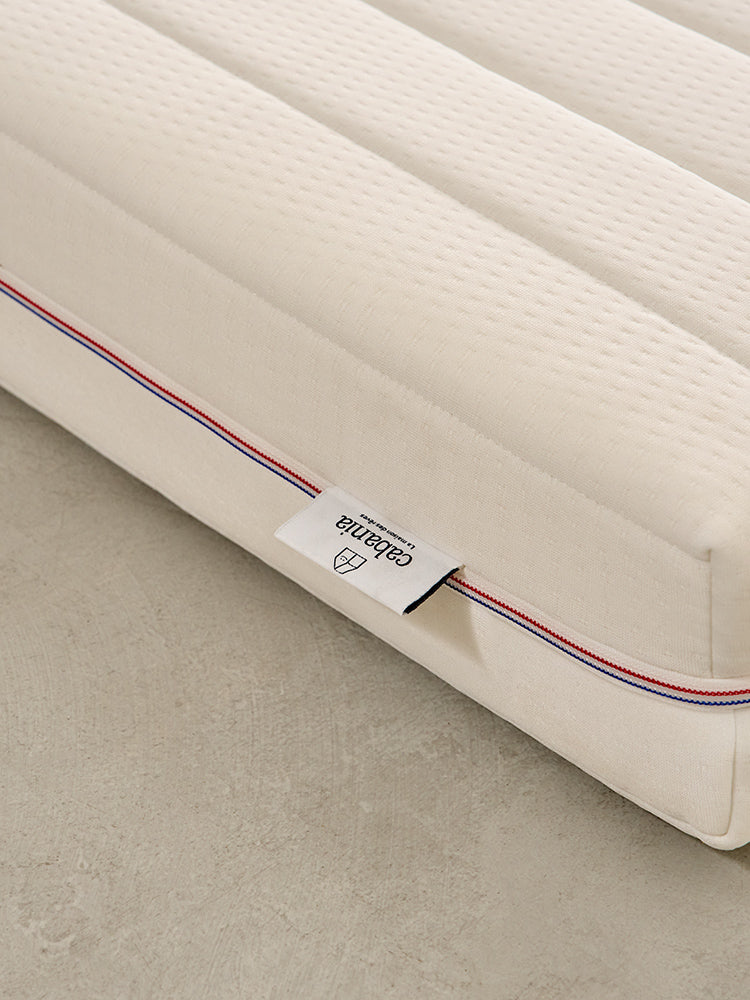Details mattress Cabinã confort 15cm for mezzanine or trundle bed, beige pattern.