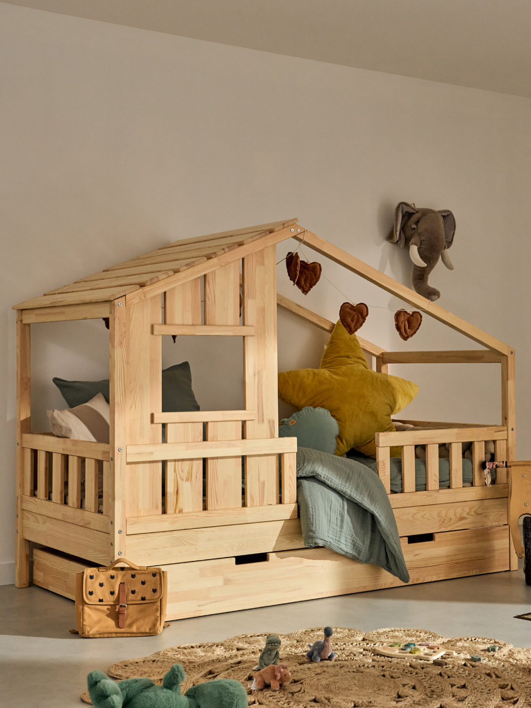 Display of a mobile e-commerce application and clear user interface on smartphones, facilitating online purchasing.