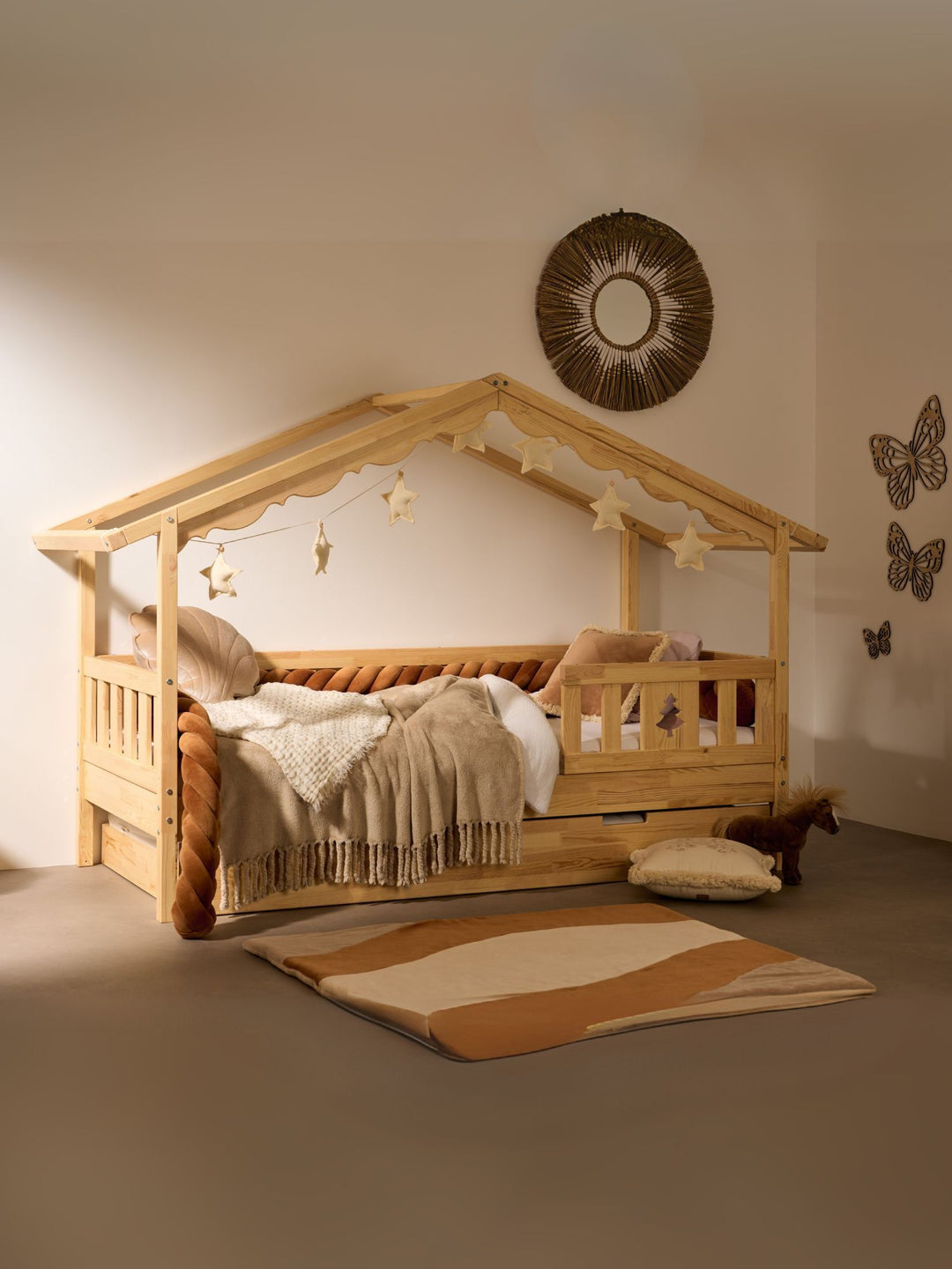 Chamonix cabin bed in natural solid pine, Montessori style for children, a cozy, playful bedroom.