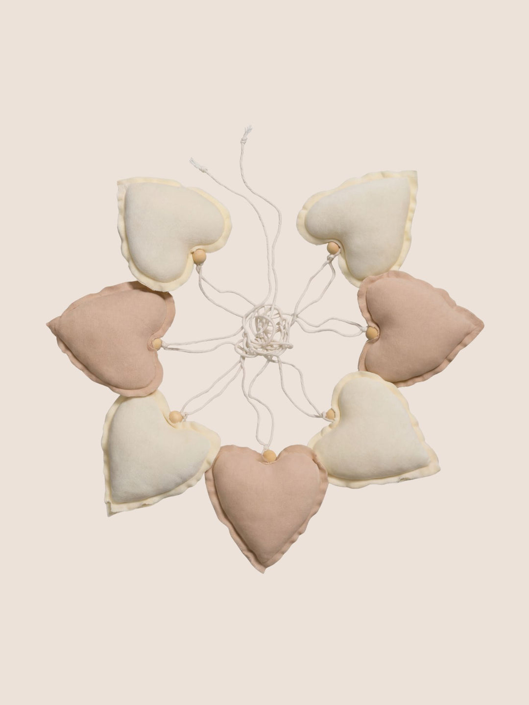 Guirlande déco Cabania de cœurs en tissu beige et vanille pour chambre d'enfant.