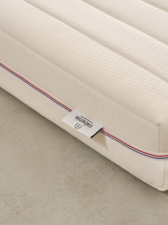 Détails matelas Cabinia confort 15cm pour couchage mezzanine ou lit gigogne, beige motifs.