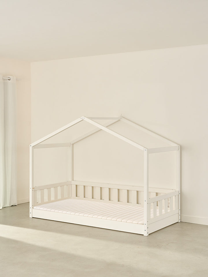 Lit cabane Montessori pour enfant bois blanc style PARI. Cabania pour chambre d'enfant.