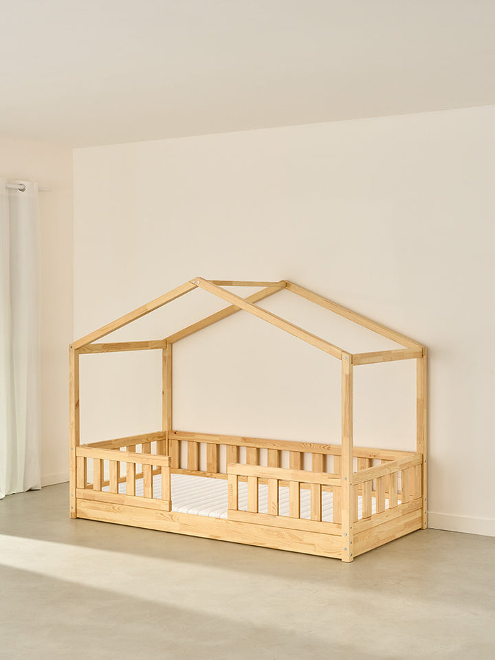 Lit cabane Montessori en bois naturel PARIS pour enfant, 2 barrières classiques, idéal chambre enfant.