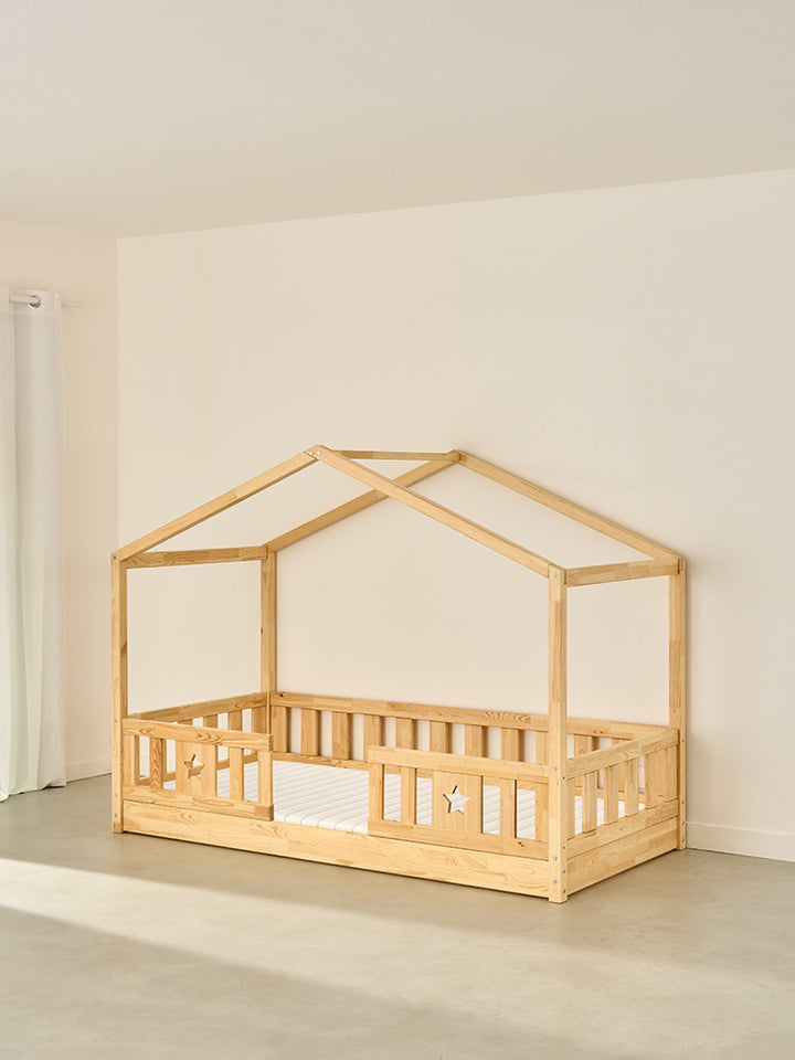 Lit cabane Montessori pour enfant bois naturel Paris 2 barrières, design étoiles.
