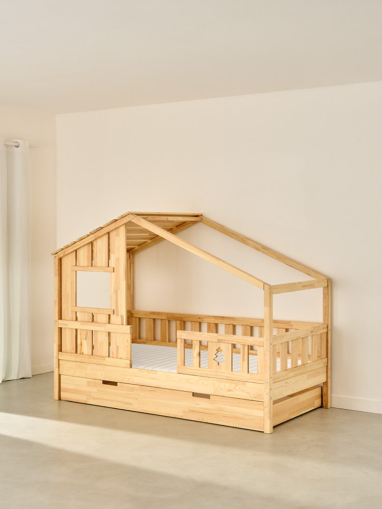 Lit cabane enfant SHERWOOD, sapin naturel, avec barrière de sécurité et tiroir de rangement intégré.