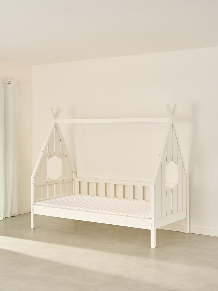 Lit cabane enfant en bois blanc DAKOTA, design scandinave avec barrières de sécurité, parfait pour chambre.