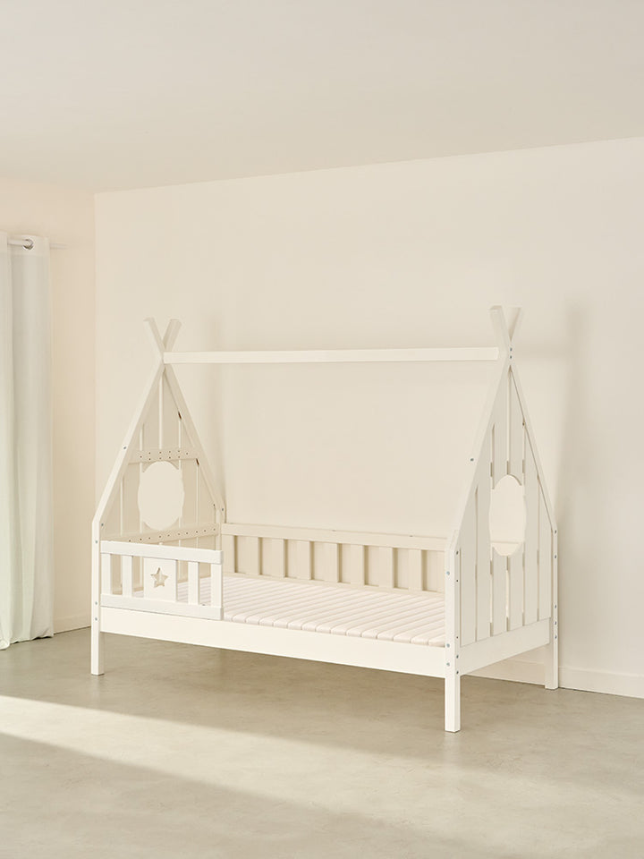 Lit cabane enfant Dakota blanc en bois avec barrière étoile, idéal chambre fille ou garçon.