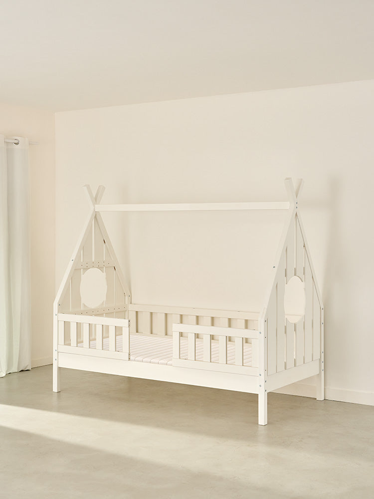 Lit cabane enfant Dakota blanc en bois, deux barrières classiques, style Montessori pour chambre.
