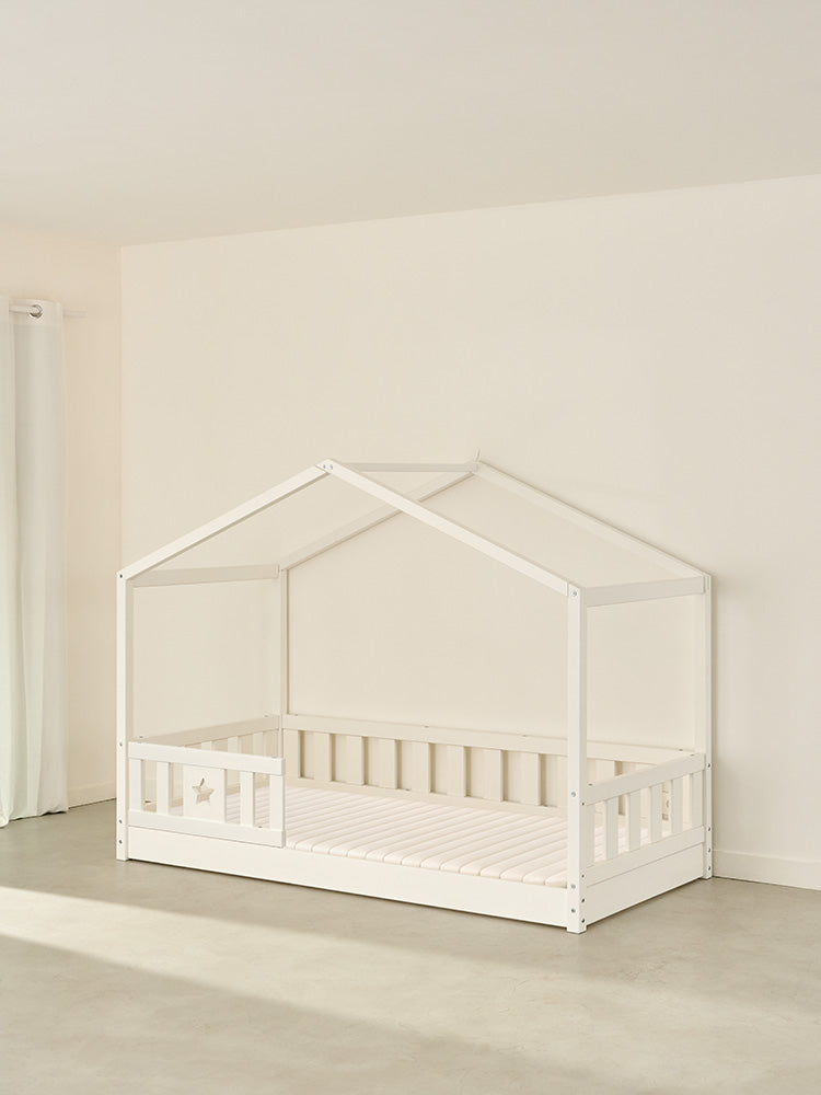 Lit cabane PARIS blanc en bois pour enfant avec barrière étoile, style Montessori.