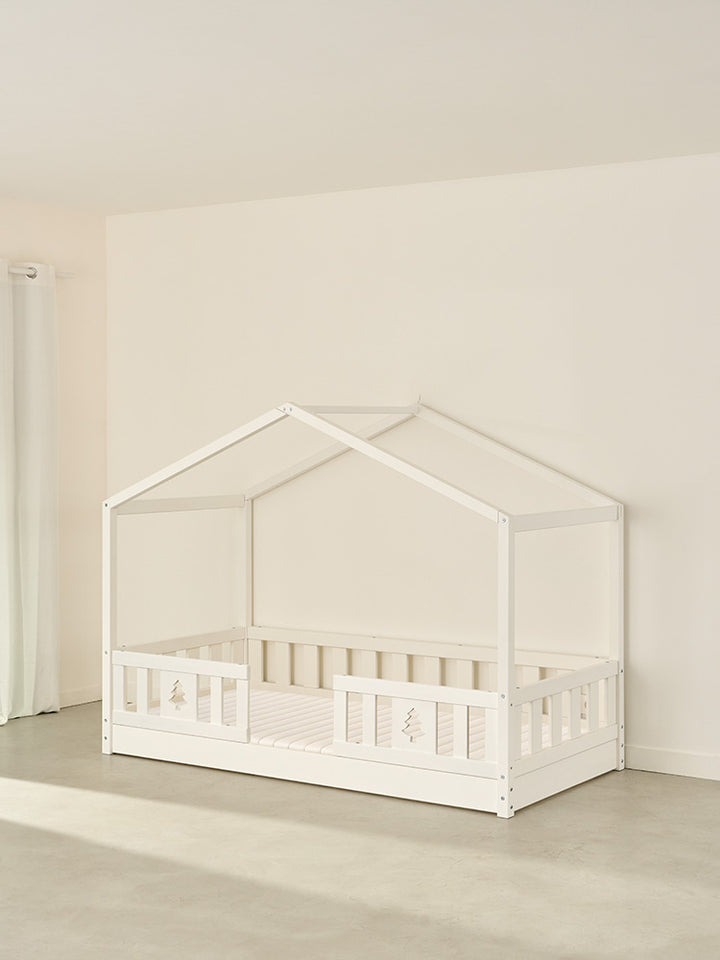 Lit cabane enfant PARI blanc en bois de sapin avec 2 barrières, idéal chambre bébé/enfant.