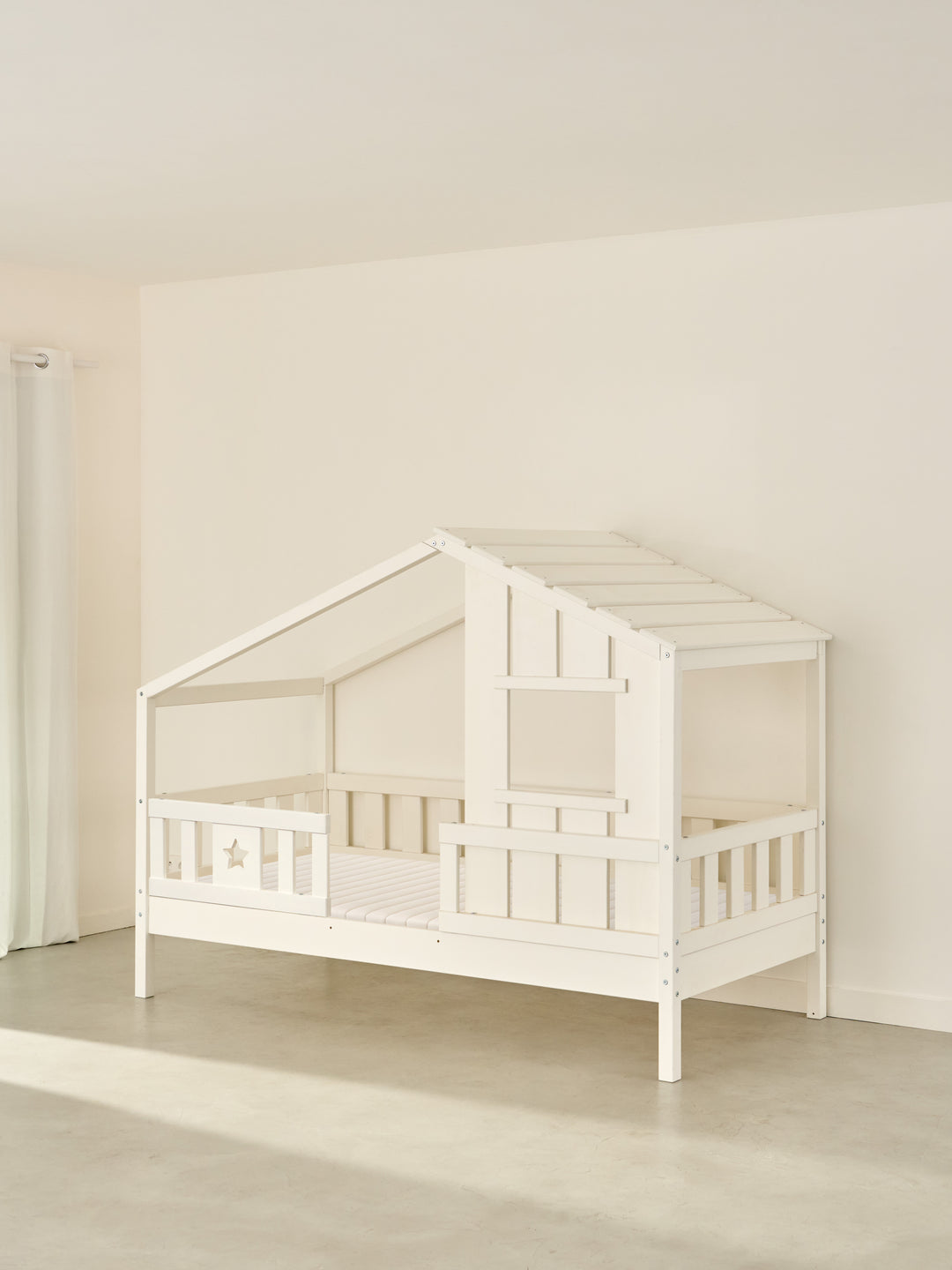 Lit cabane Sherwood blanc en bois, une barrière motif étoile – Cabania