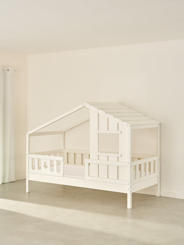 Lit cabane Sherwood blanc en bois avec barrière motif sapin – Cabania