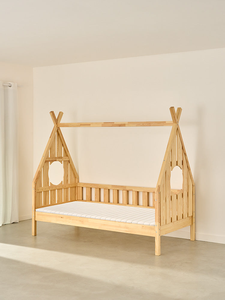 Lit cabane enfant DAKOTA en bois naturel, design scandinave mignon et sécurisé pour chambre bébé ou enfant.