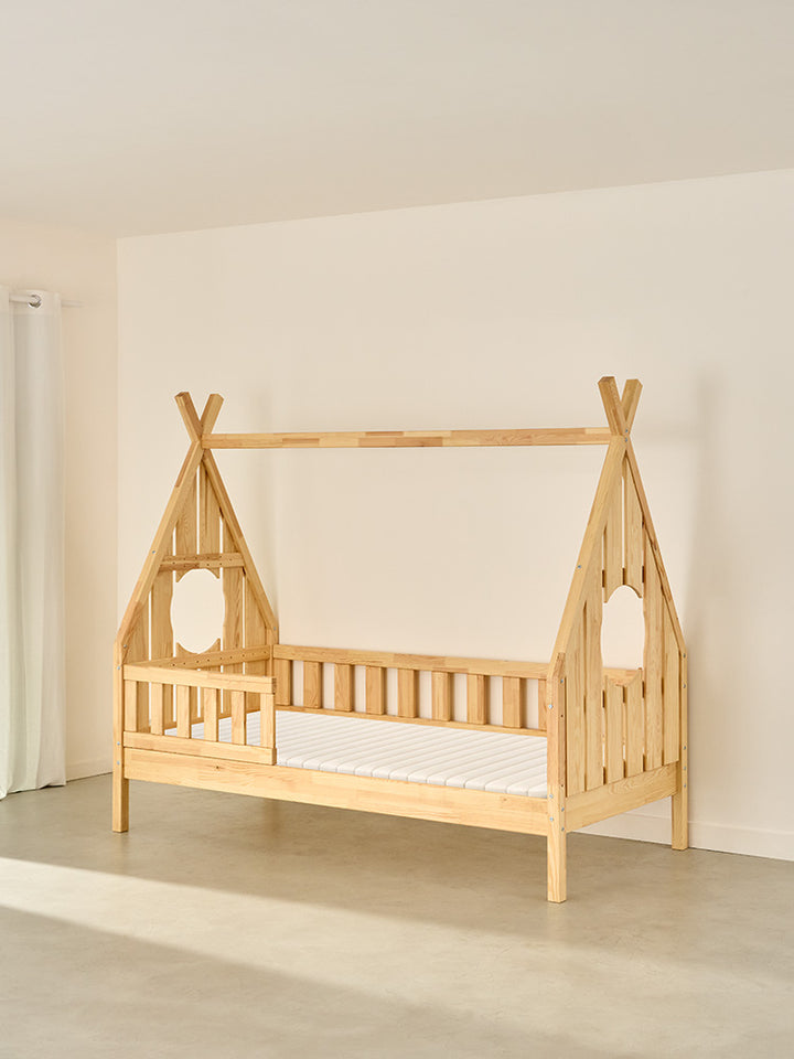Lit cabane en bois naturel DAKOTA pour enfant, une barrière classique, idéal chambre enfant.