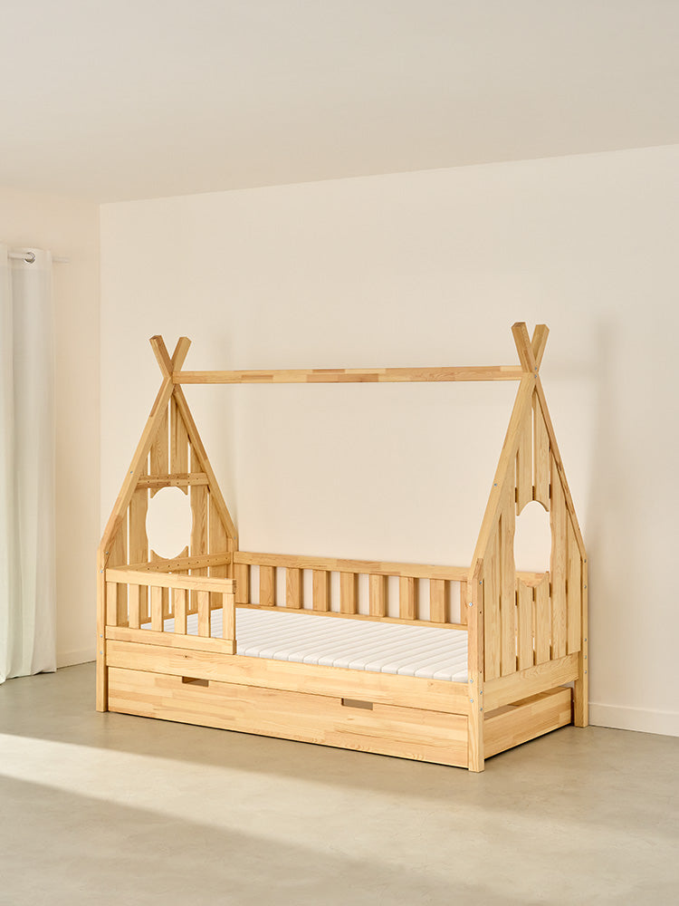 Lit cabane enfant Dakota en bois naturel avec tiroir de rangement, une barrière classique.
