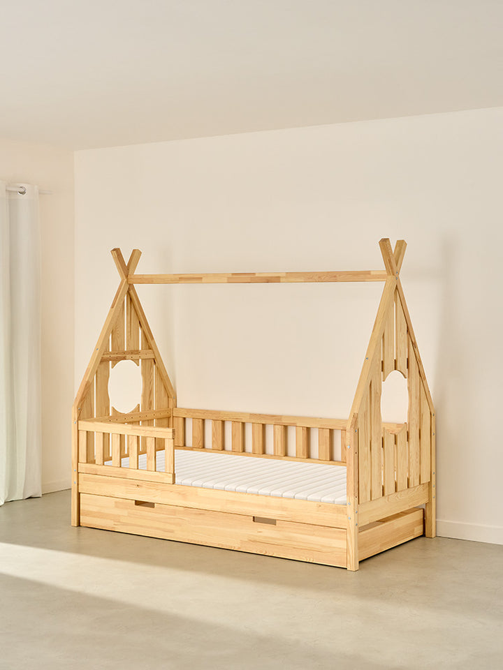 Lit cabane enfant Dakota en bois naturel avec tiroir de rangement, une barrière classique.