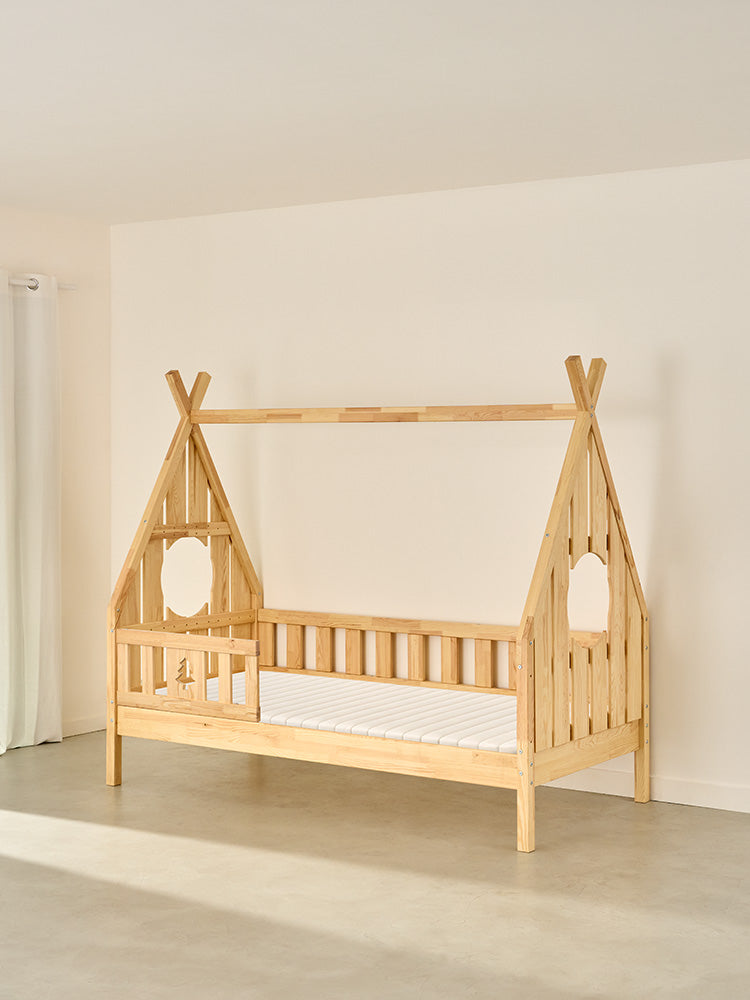 Lit cabane enfant Dakota en bois naturel, avec barrière, idéal pour une chambre d'enfant.