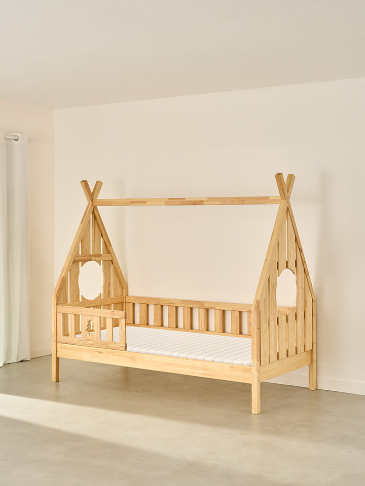 Lit cabane enfant Dakota en bois naturel, avec barrière, idéal pour une chambre d'enfant.