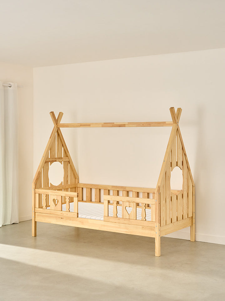 Lit cabane enfant Dakota en bois naturel avec 2 barrières en forme de cœur, idéal chambre Montessori.