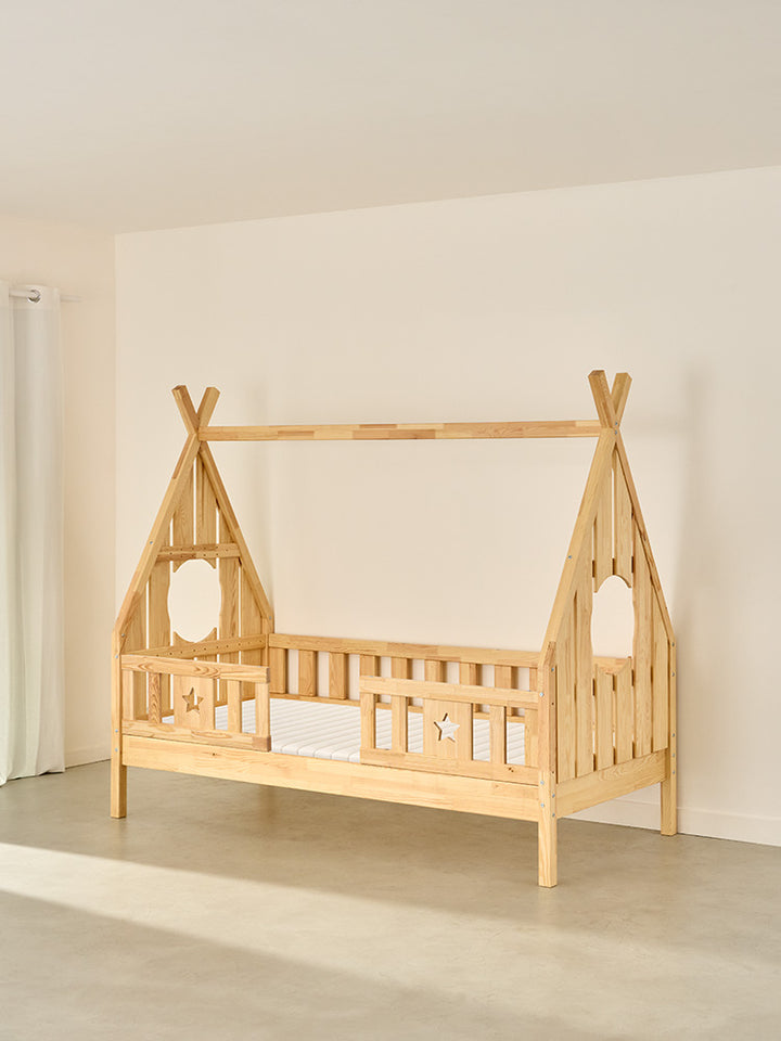 Lit cabane enfant bois naturel Dakota 2 barrières sécurité, design étoile, ergonomique et durable.