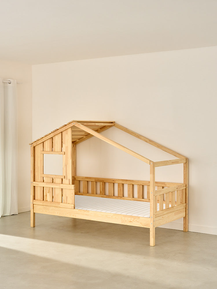 Lit cabane enfant en bois naturel Sherwood, design scandinave avec barrières de sécurité, parfait pour une chambre d'enfant.