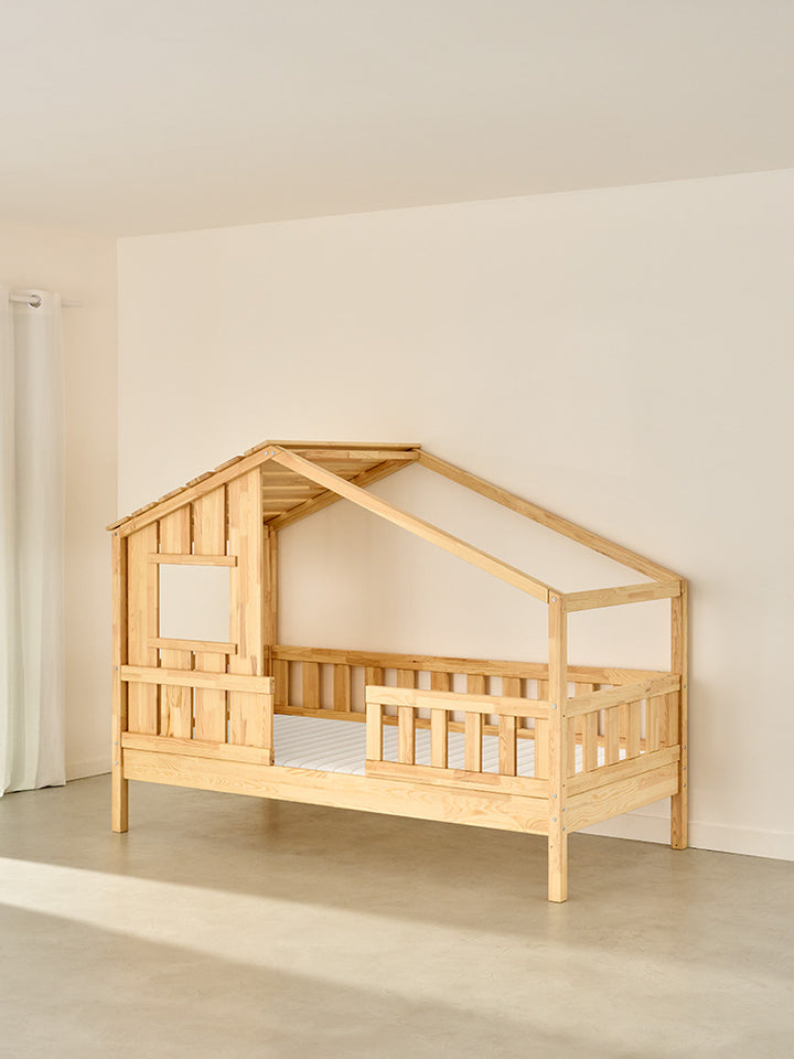 Lit cabane enfant SHERWOOD en bois naturel avec barrières classiques, idéal chambre garçon ou fille.