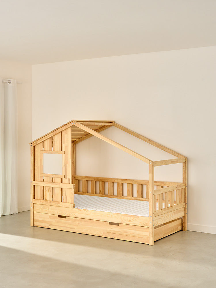 Lit cabane enfant SHERWOOD en bois naturel avec tiroir, design scandinave épuré pour chambre enfant moderne.