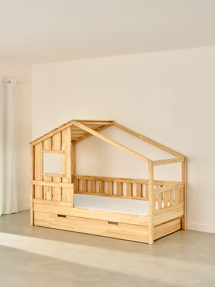 Lit cabane enfant SHERWOOD en bois naturel avec tiroir, design scandinave épuré pour chambre enfant moderne.