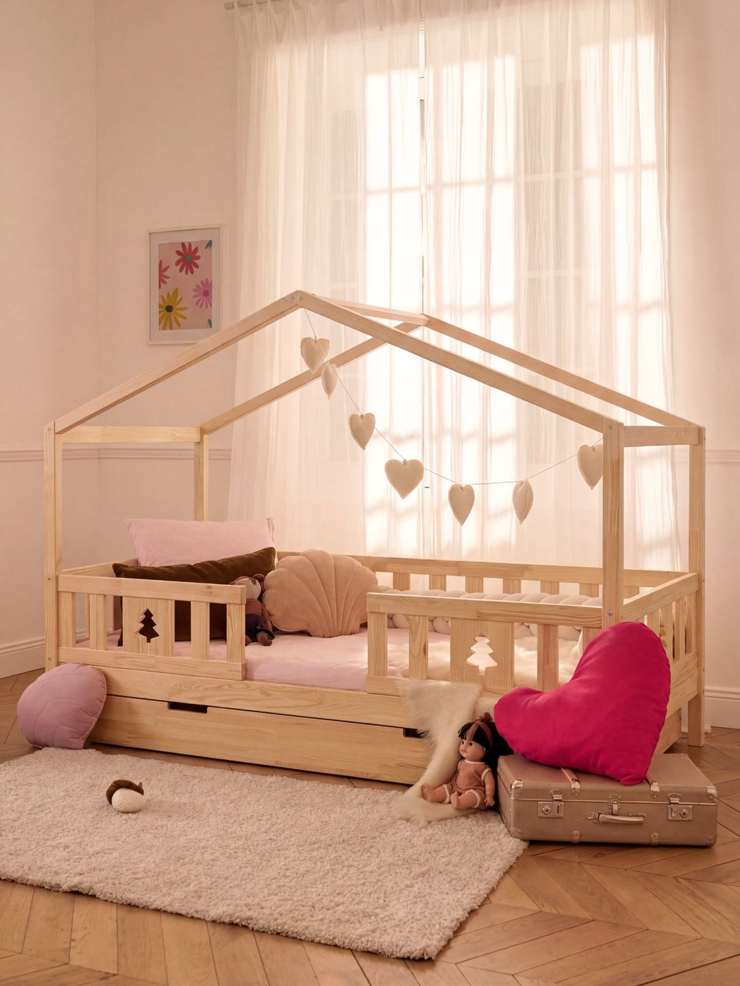 Lit cabane enfant Paris en bois naturel, style scandinave, parfait pour chambre d'enfant.
