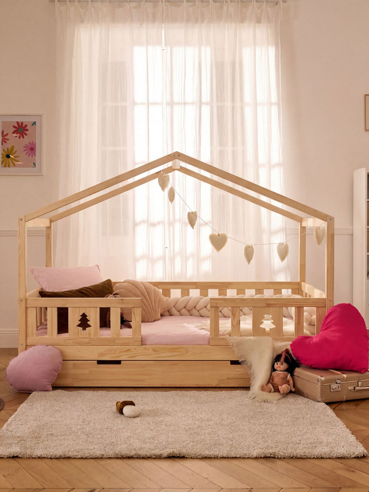 Lit cabane enfant Paris naturel sapin, 2 barrières, tiroir de rangement, design cabane, bois massif.