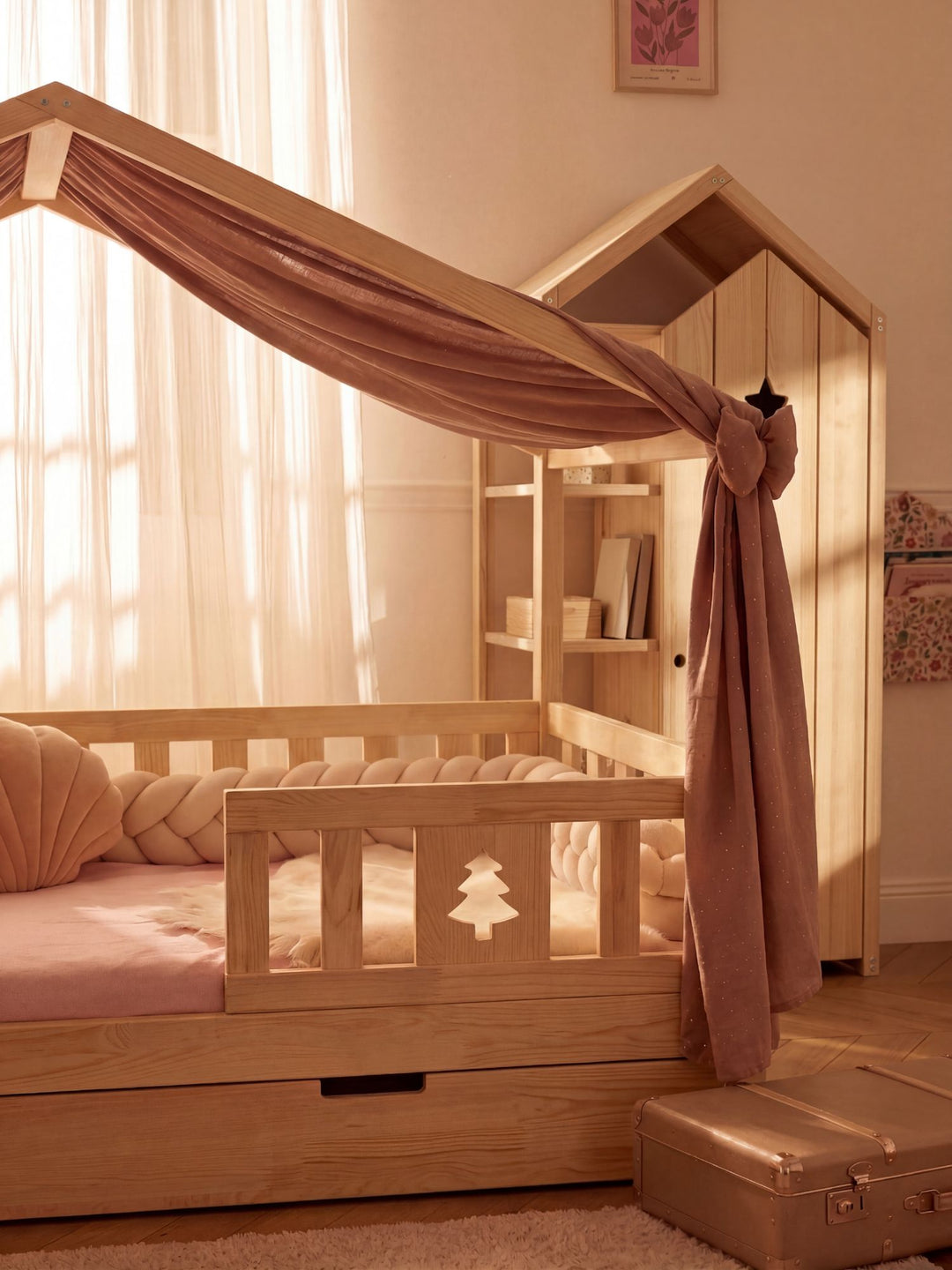 Lit cabane Paris Enfant blanc avec barrières sapin et armoire intégrée pour chambre enfant.