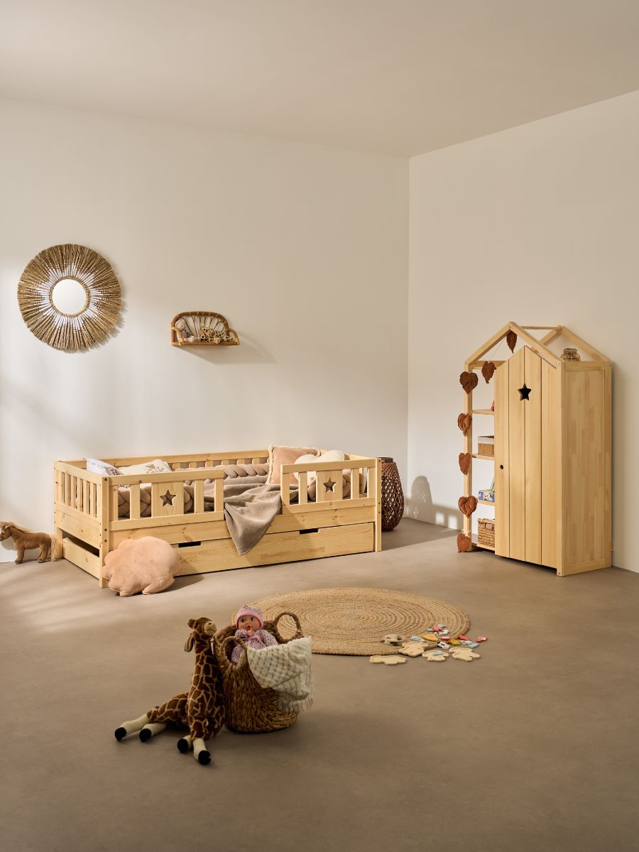 Lit enfant Barcelone en pin massif naturel avec barrières motif étoile, tiroir de rangement et armoire Cabania, chambre enfant beige.