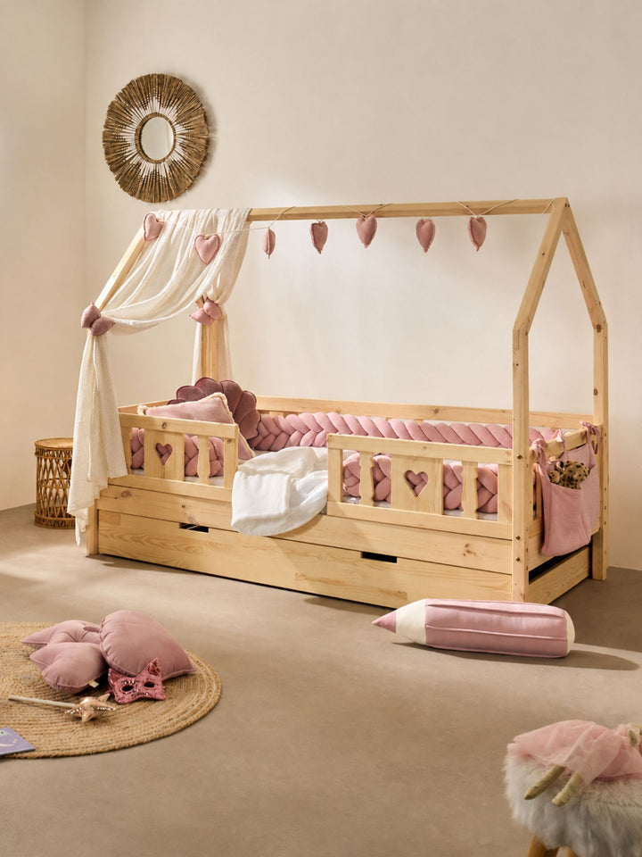 Lit cabane design Brooklyn en pin massif naturel avec toit inversé dans une chambre d'enfant