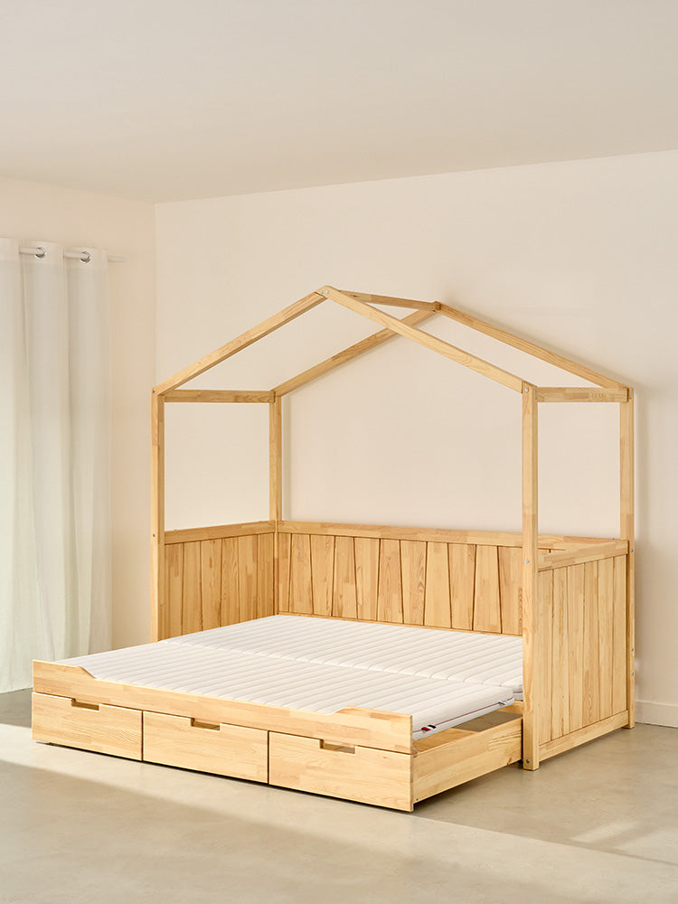 Lit cabane enfant gigogne CALVI blanc avec tiroir-lit inférieur ouvert, pour couchage supplémentaire ou rangement.