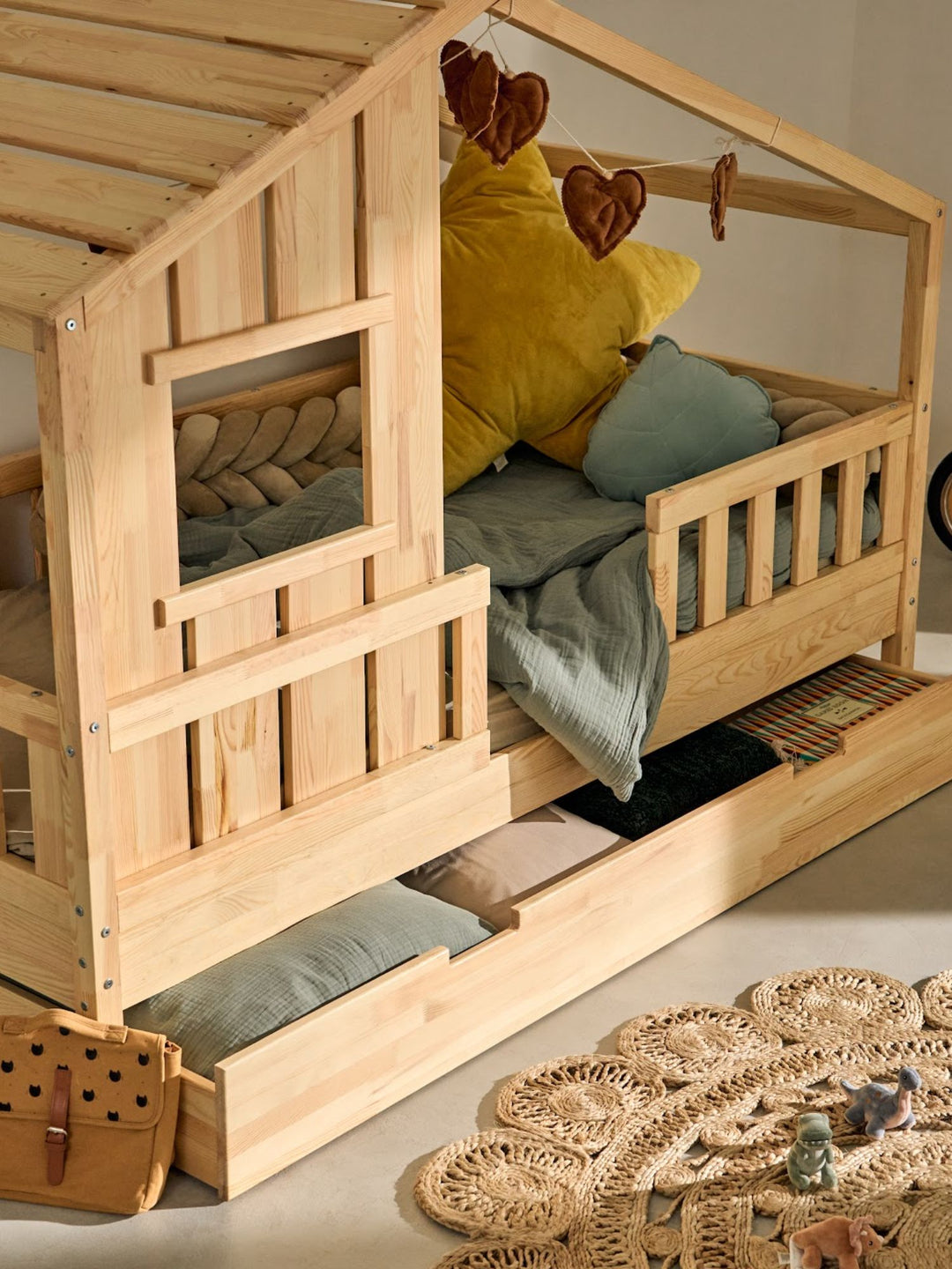 Lit cabane enfant en bois naturel Sherwood avec sommier et barrières, style scandinave pour chambre bébé ou enfant.